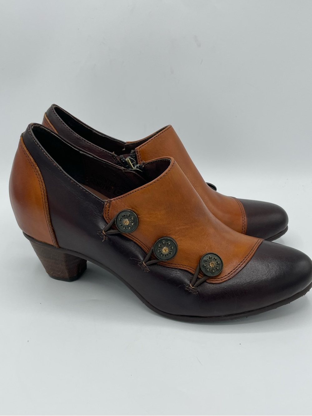 L’Artiste by Spring Step Green tea Two-Tone Brown Leather Button Ankle Boots.